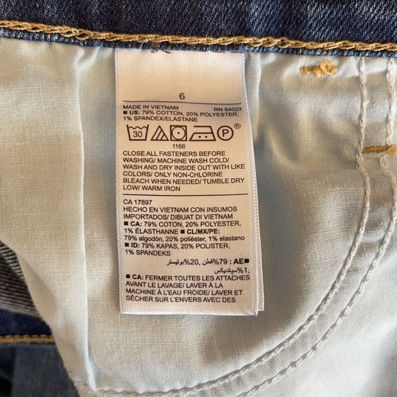 Classic Old Navy Shorts in Dark Wash, Size 6 - Picture 3 of 4